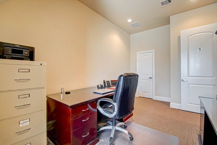 More Photos Of 303 Longmire Rd, Conroe Office For Lease