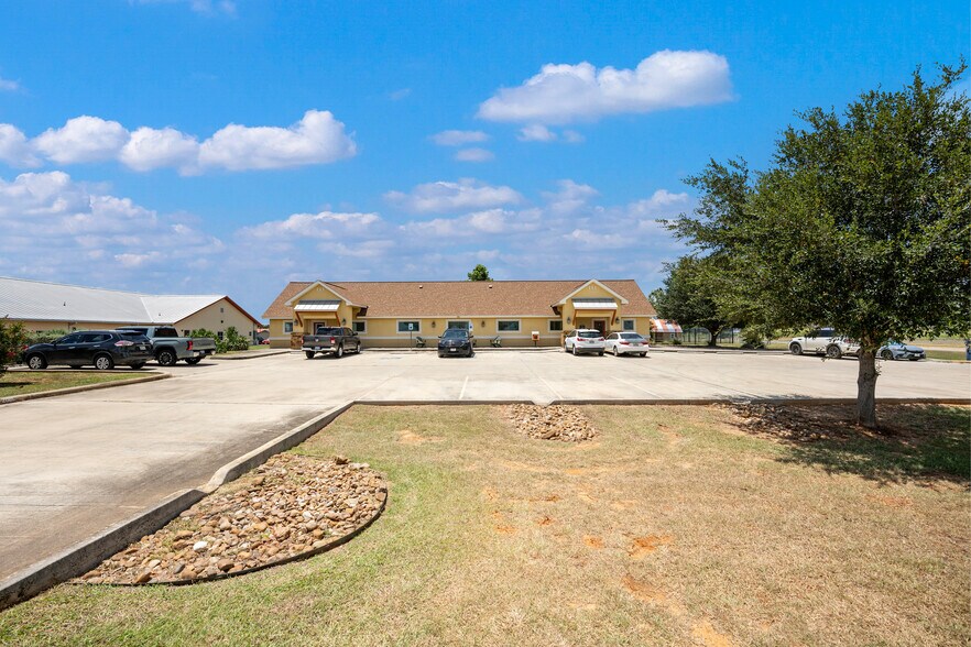 More Photos Of 140 Paloma Dr, Floresville Office For Sale