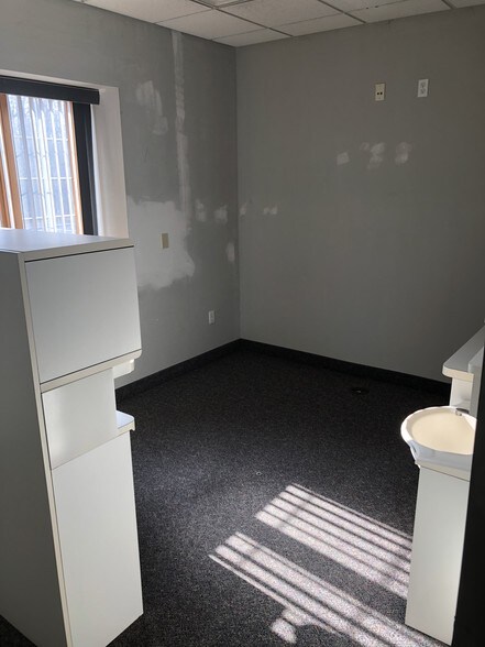 More Photos Of 37601-37649 Pembroke Ave, Livonia Office For Lease