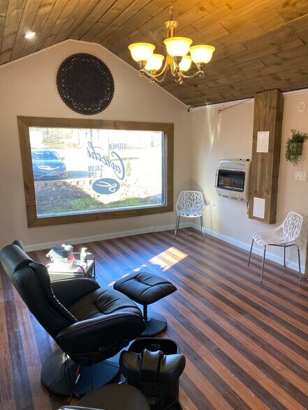 More Photos Of 565 S Meridian Rd, Youngstown Freestanding For Sale