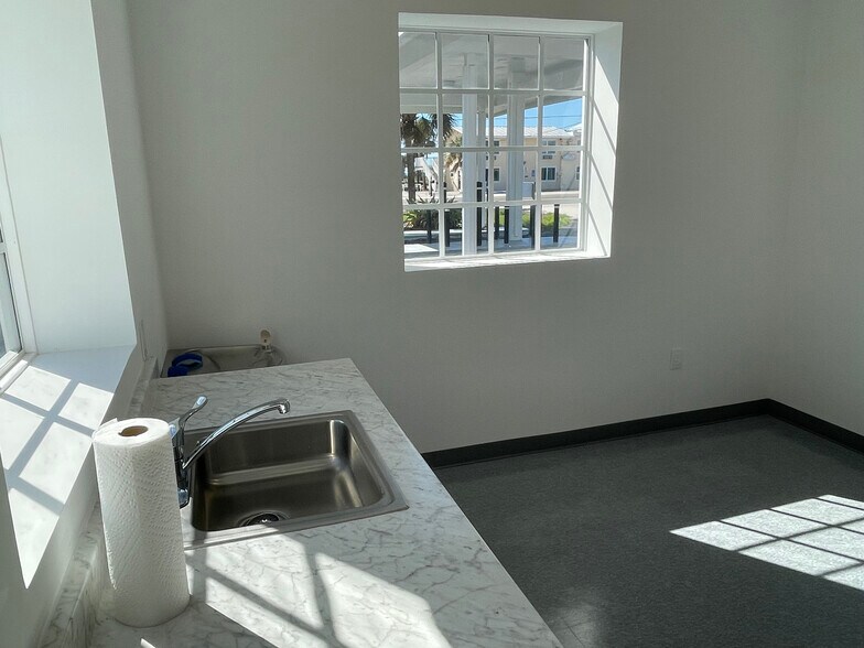 More Photos Of 6061 Estero Blvd, Fort Myers Bank For Sale