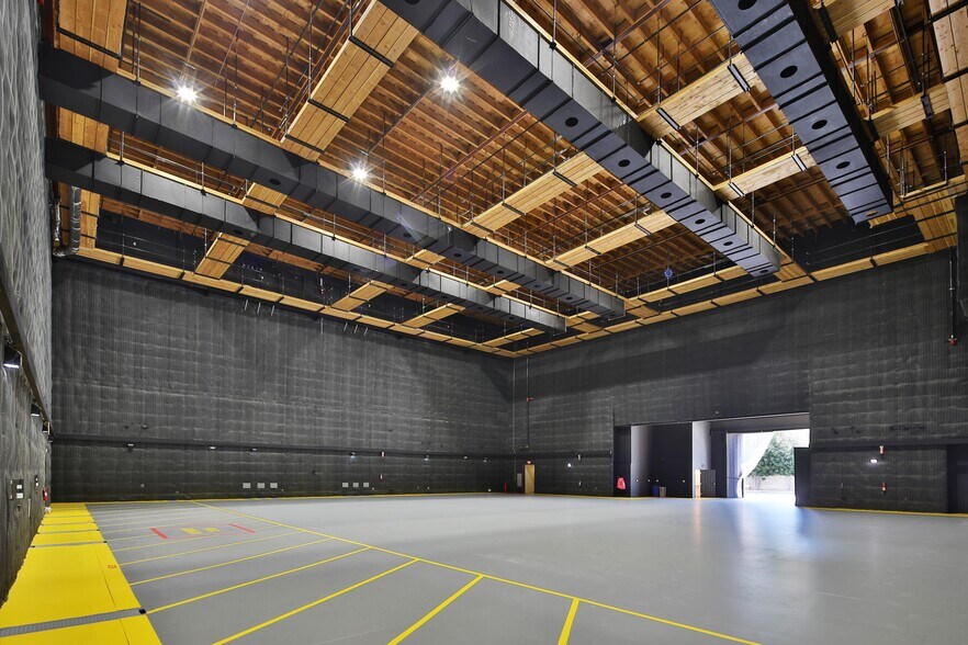 More Photos Of 16829 Saticoy St, Van Nuys Industrial For Lease