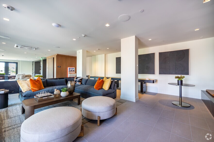 More Photos Of 21010 Erwin St, Woodland Hills Apartments For Lease