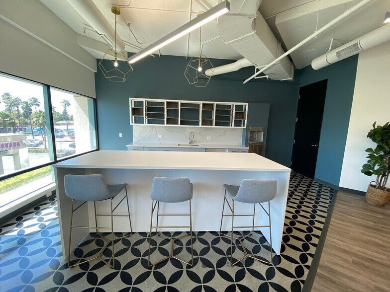 More Photos Of 17011 Beach Blvd, Huntington Beach Office For Lease