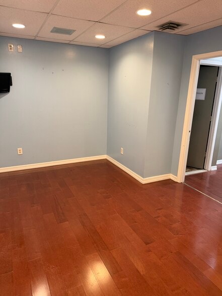 More Photos Of 3715 Main St, Bridgeport Medical For Lease
