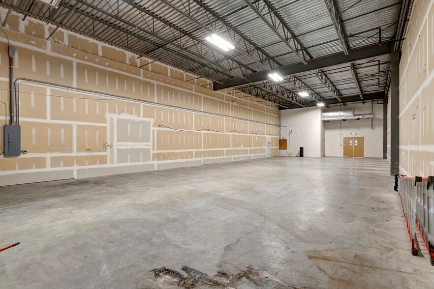 More Photos Of 161-191 Edgemoor Rd, Wilmington Light Distribution For Lease