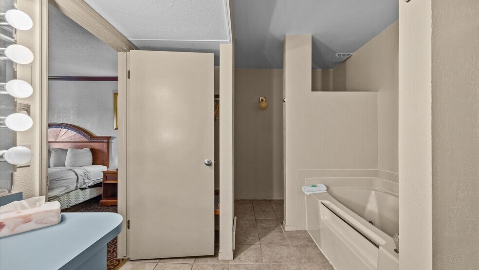 More Photos Of 1702 E Main St, Montrose Hotel For Sale