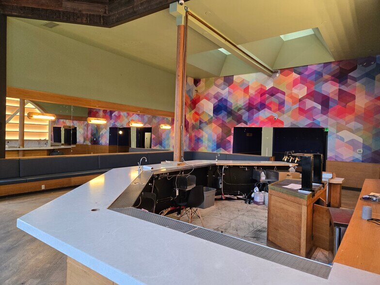 More Photos Of 1440 NE Broadway St, Portland Storefront For Lease