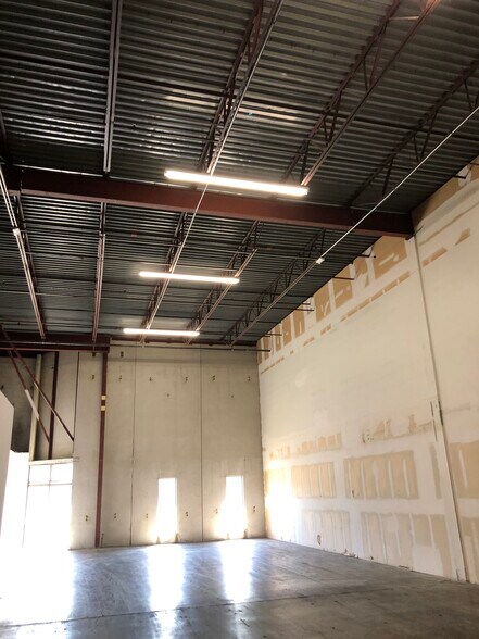 More Photos Of 1140-1146 Booth St, Kansas City Light Manufacturing For Lease