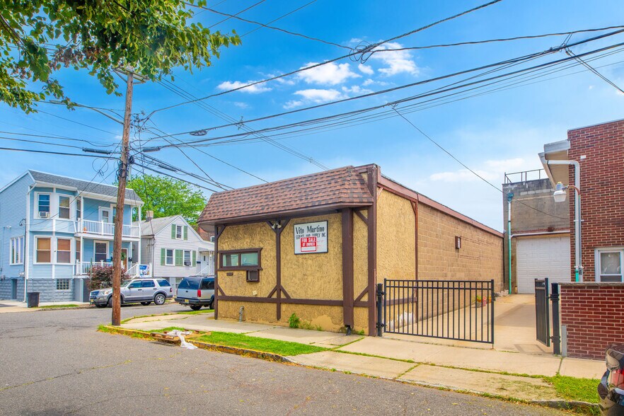 More Photos Of 40 Columbus St, Bloomfield Showroom For Sale