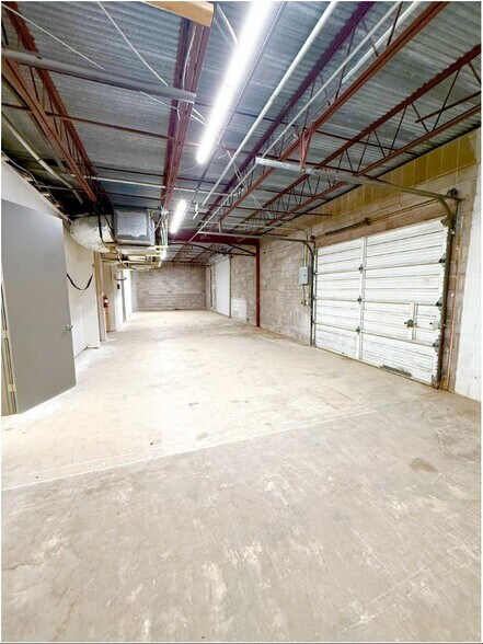 More Photos Of 11923 Warfield St, San Antonio Service For Lease