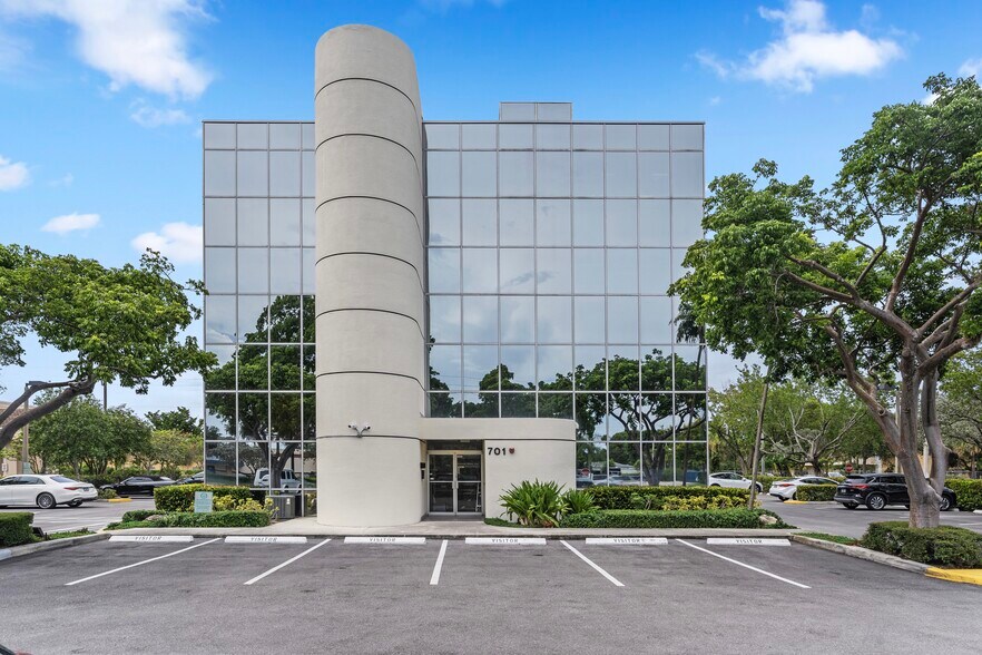 More Photos Of 701 E Commercial Blvd, Oakland Park Medical For Sale