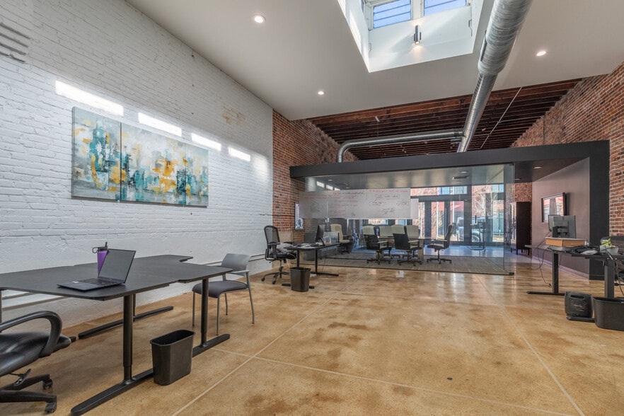 More Photos Of 2940 Locust Blvd, Saint Louis Warehouse For Lease
