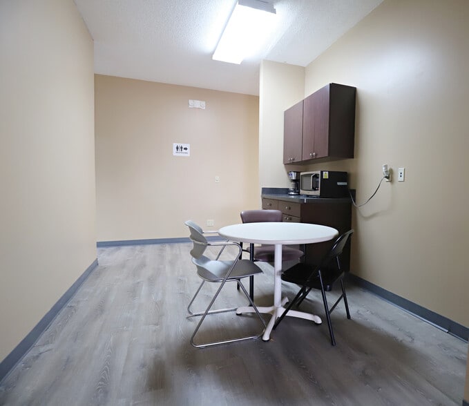 More Photos Of 2255 S Linden Rd, Flint Office For Sale