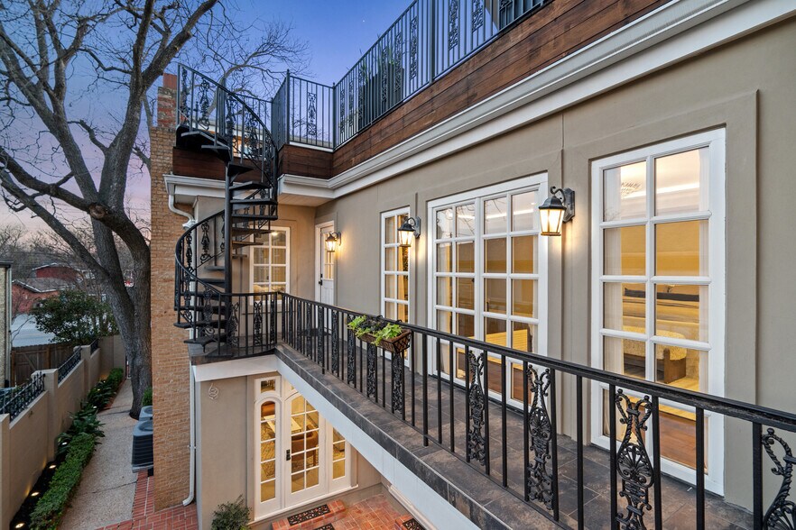 More Photos Of 1810 W 35th St, Austin Specialty For Sale