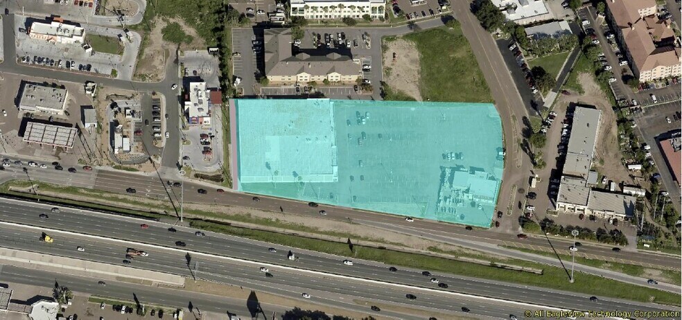 More Photos Of 320 W Village Blvd, Laredo Department Store For Lease