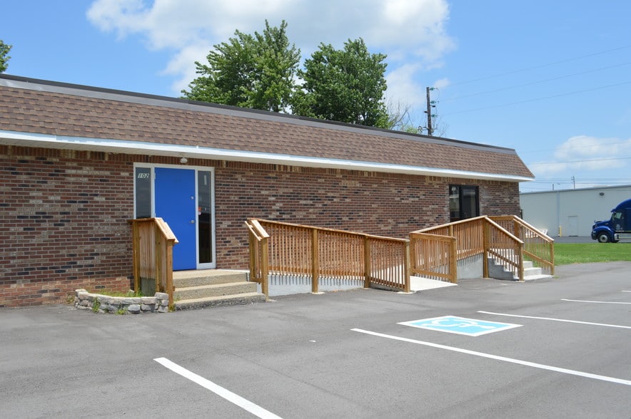 More Photos Of 5710 Hickory Plz, Nashville Storefront Retail Office For Lease