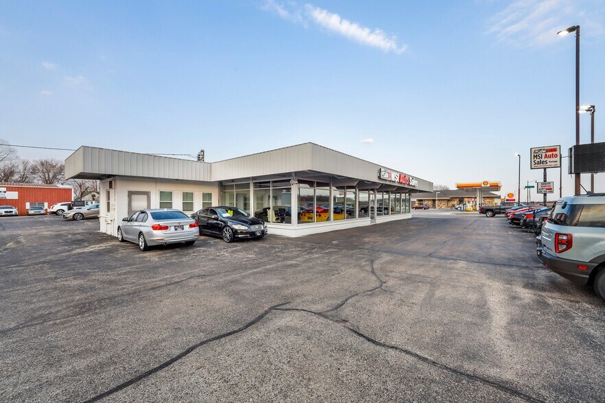 More Photos Of 515 E Wisconsin St, Portage Auto Dealership For Sale