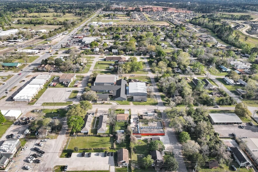 More Photos Of 207 W Montgomery St, Willis Office For Lease