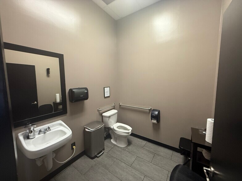 More Photos Of 1928 State Highway 46 W, New Braunfels General Retail For Lease