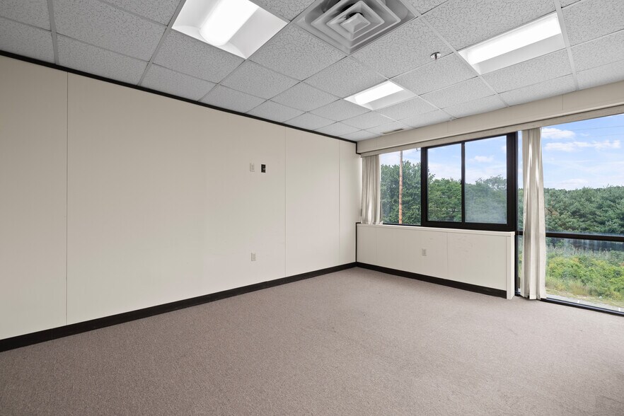 More Photos Of 1 Olde North Rd, Chelmsford Office For Lease