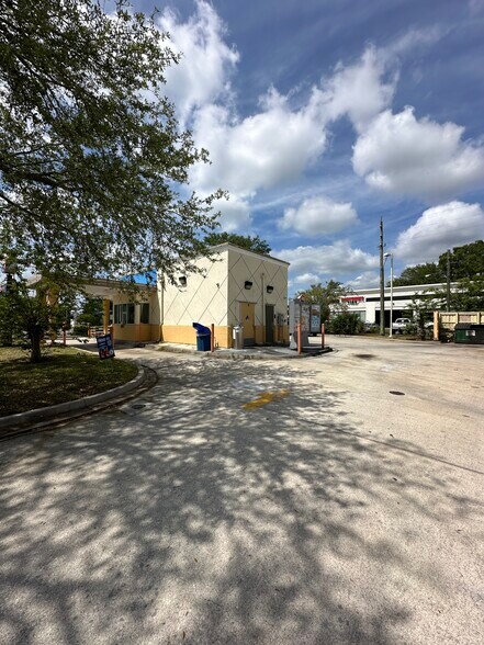 More Photos Of 7253 103rd St, Jacksonville General Retail For Sale