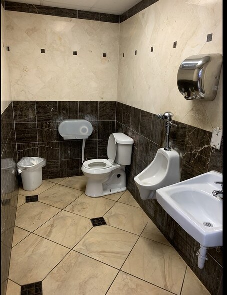 More Photos Of 1811 S Broadway Ave, Tyler Convenience Store For Sale