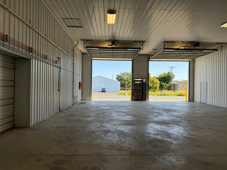 More Photos Of 1203 Badger St, Yorkville Warehouse For Lease