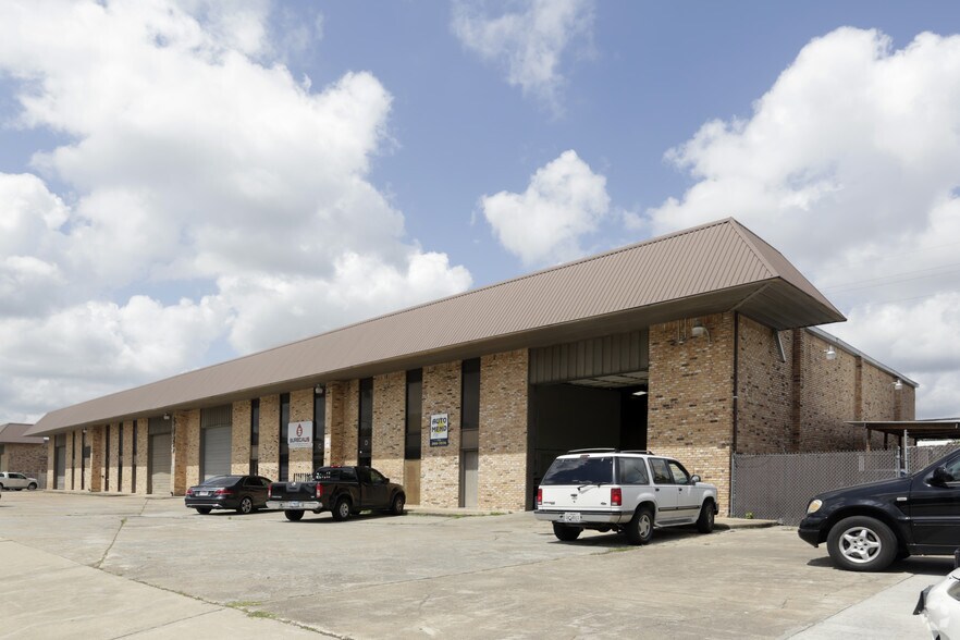 More Photos Of 5005 Gessner Dr, Houston Warehouse For Lease