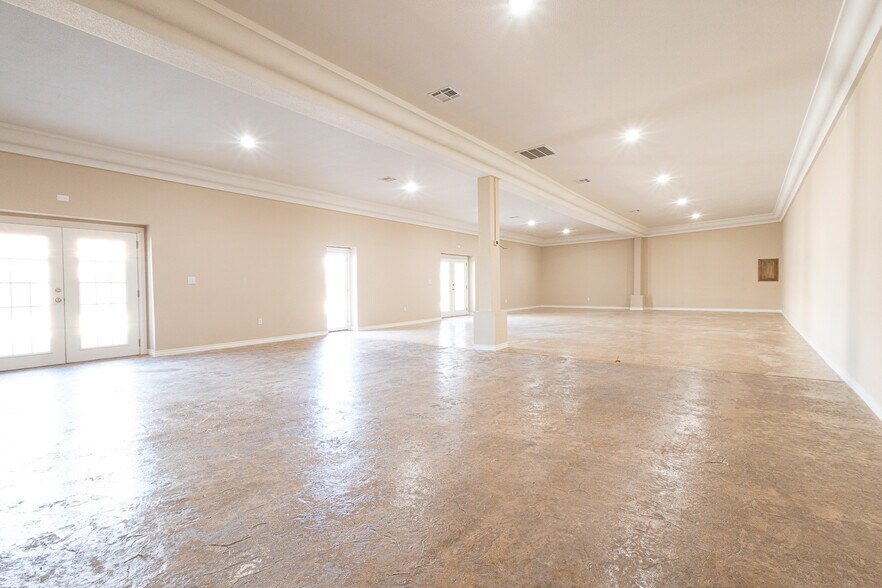 More Photos Of 13644 David Dr, El Paso Showroom For Lease