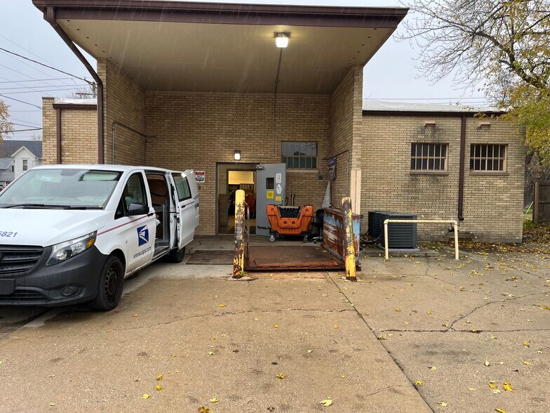 Primary Photo Of 215 E Division St, Amboy Post Office For Sale