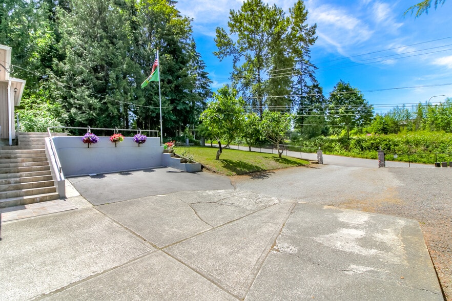 More Photos Of 98 31st Ave, Milton Flex For Sale
