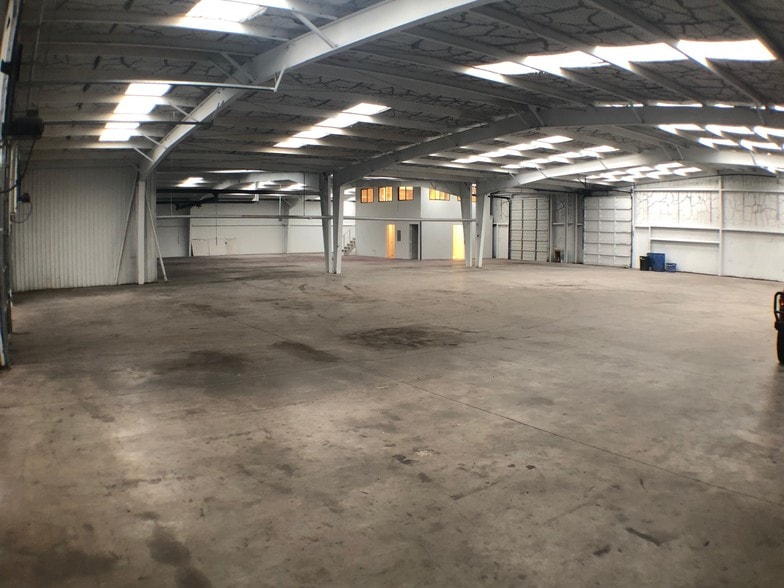 More Photos Of 106 NW 17th St, Grand Prairie Warehouse For Lease