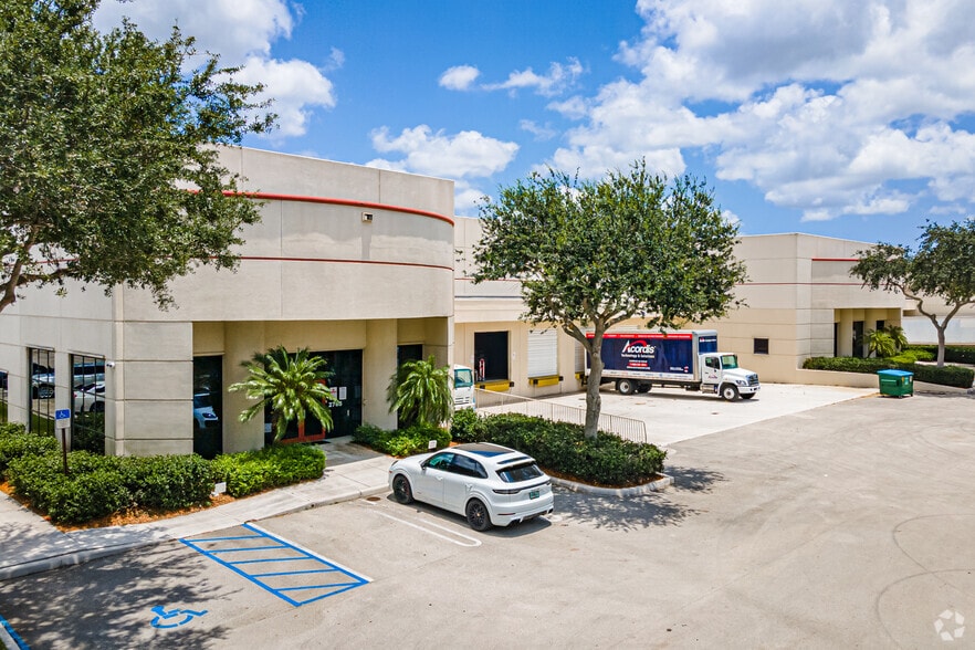 More Photos Of 2705-2785 N Commerce Pky, Miramar Manufacturing For Lease