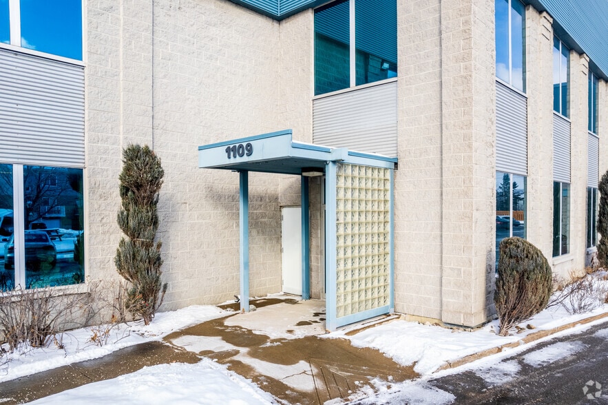 More Photos Of 1101-1111 Chomedey Hwy 13, Laval Warehouse For Lease