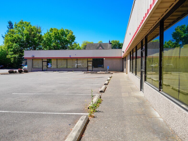 More Photos Of 532 NW 3rd St, Corvallis Freestanding For Lease