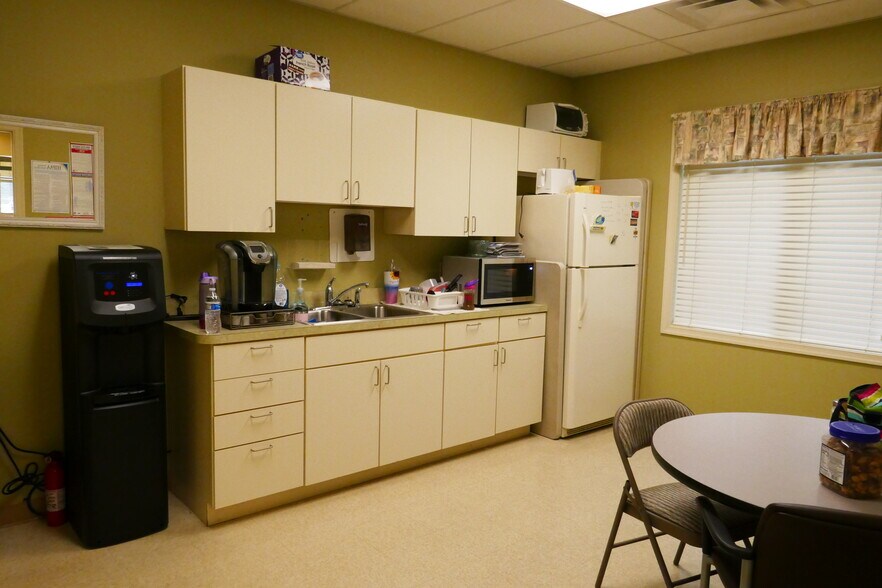 More Photos Of 142 Linden Dr, Winchester Office For Sale