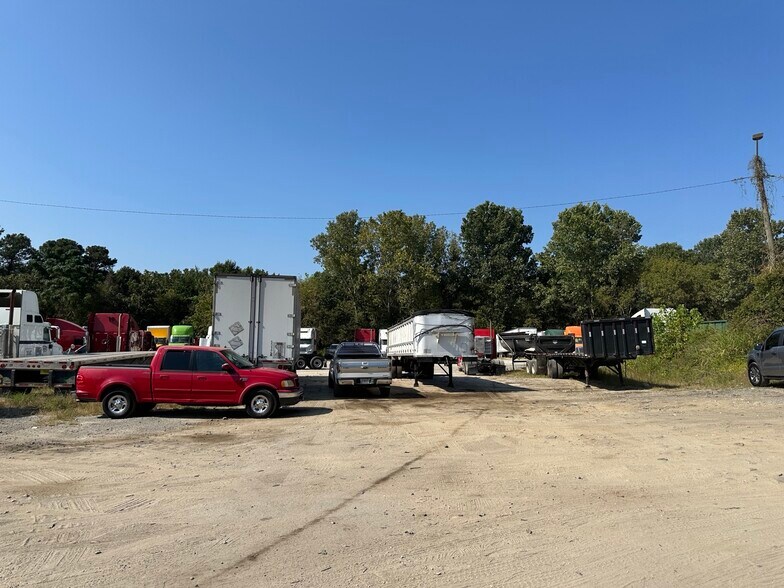 More Photos Of 3082 Ellenwood Rd, Ellenwood Warehouse For Lease