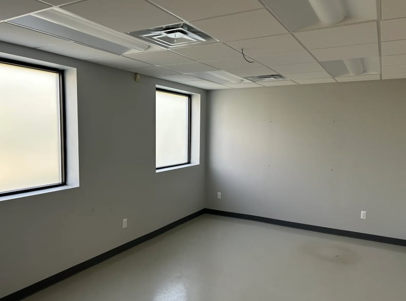 More Photos Of 450 S Glaspie St, Oxford Warehouse For Sale