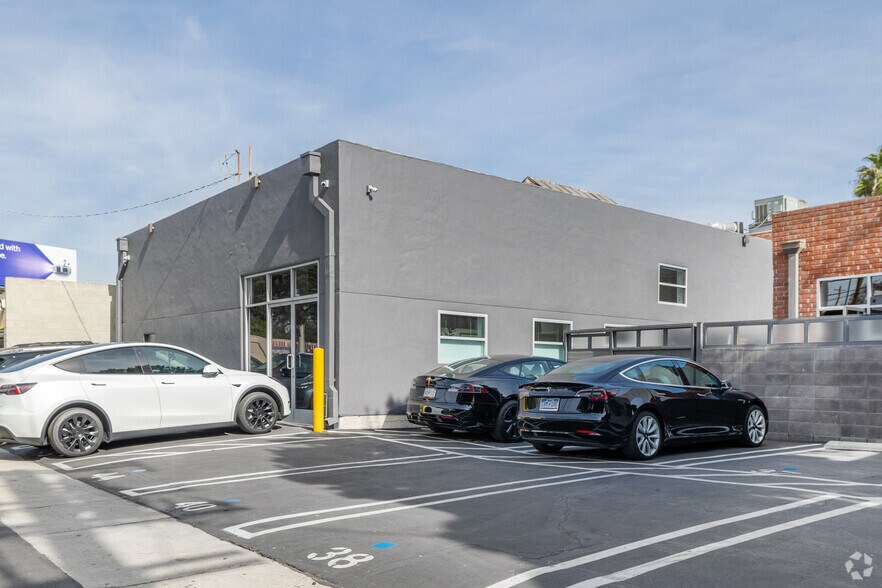 More Photos Of 3384 Robertson Pl, Los Angeles Unknown For Lease