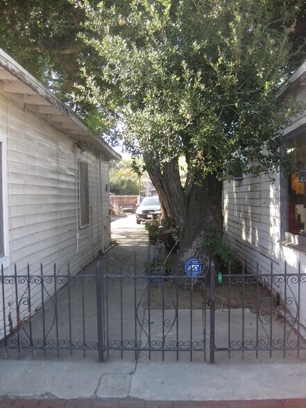 More Photos Of 24251 Main St, Santa Clarita General Retail For Lease