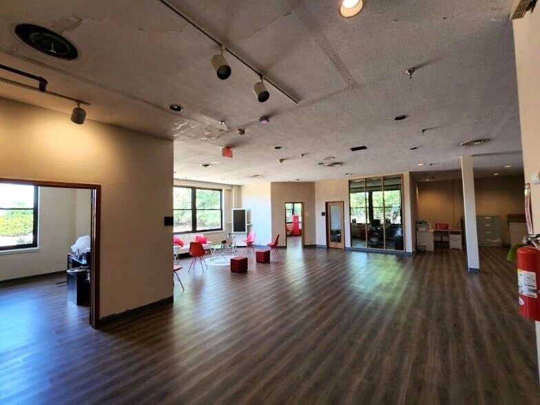 More Photos Of 1071 Springfield Rd, Union Township Showroom For Lease