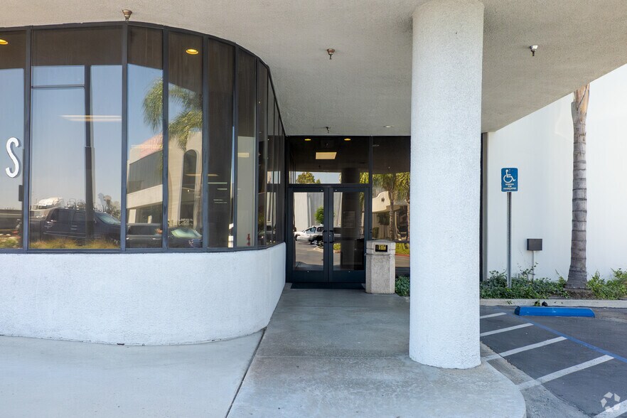 More Photos Of 1631 Pomona Rd, Corona Flex For Lease