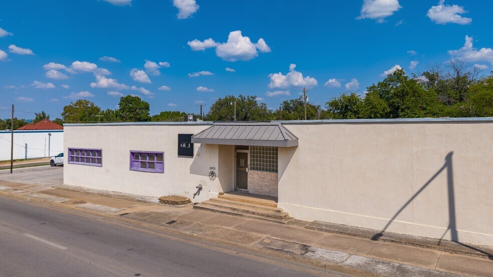 More Photos Of 3605 McCart Ave, Fort Worth Distribution For Lease