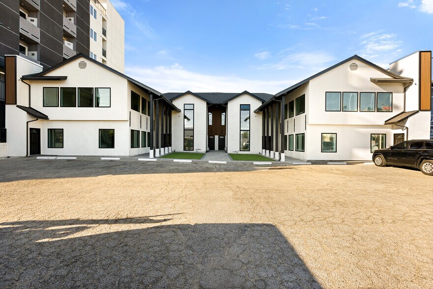 Primary Photo Of 21107-21115 Vanowen St, Canoga Park Medical For Lease