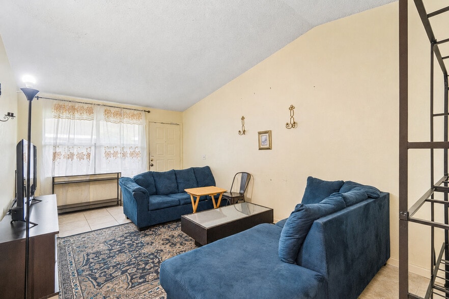 More Photos Of 3132 Bloomingdale Villas Ct, Brandon Apartments For Sale