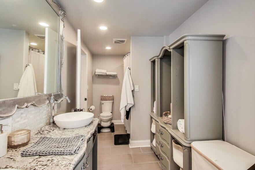 More Photos Of 1103 W Grand Ave, Chicago Apartments For Sale