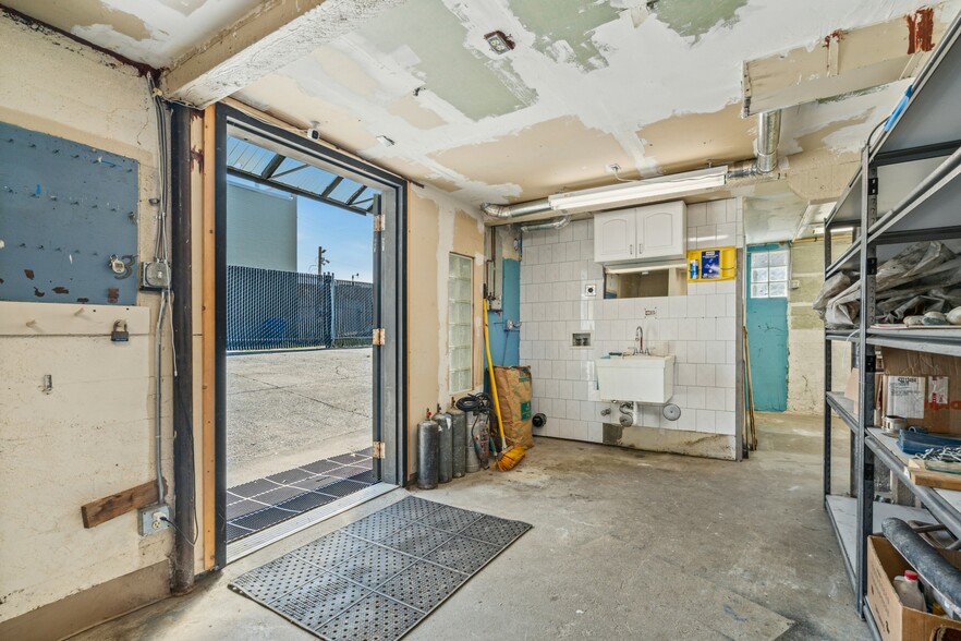 More Photos Of 903 NW 50th St, Seattle Flex For Sale