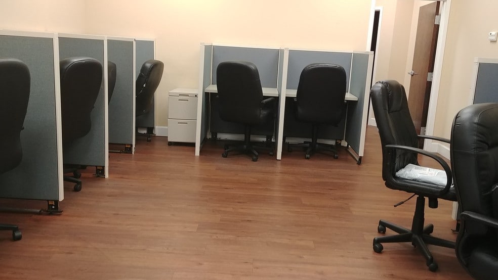 More Photos Of 7901 Kingspointe Pky, Orlando Showroom For Sale
