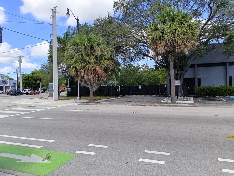 More Photos Of 551 S Dixie Hwy E, Pompano Beach Warehouse For Lease